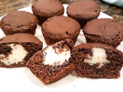 Шоколадови кексчета с маслен сметанов пълнеж - снимка на рецептата